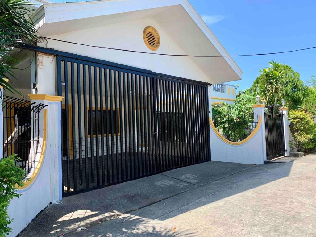 un portail noir sur le côté d'une maison dans l'établissement Exclusive Beachfront House at San Juan La Union, à San Juan