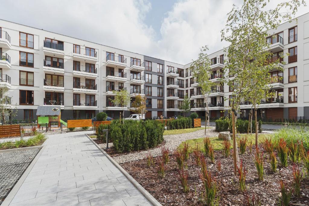 een appartementencomplex met een tuin ervoor bij Apartments GO Rakowicka by Noclegi Renters in Krakau