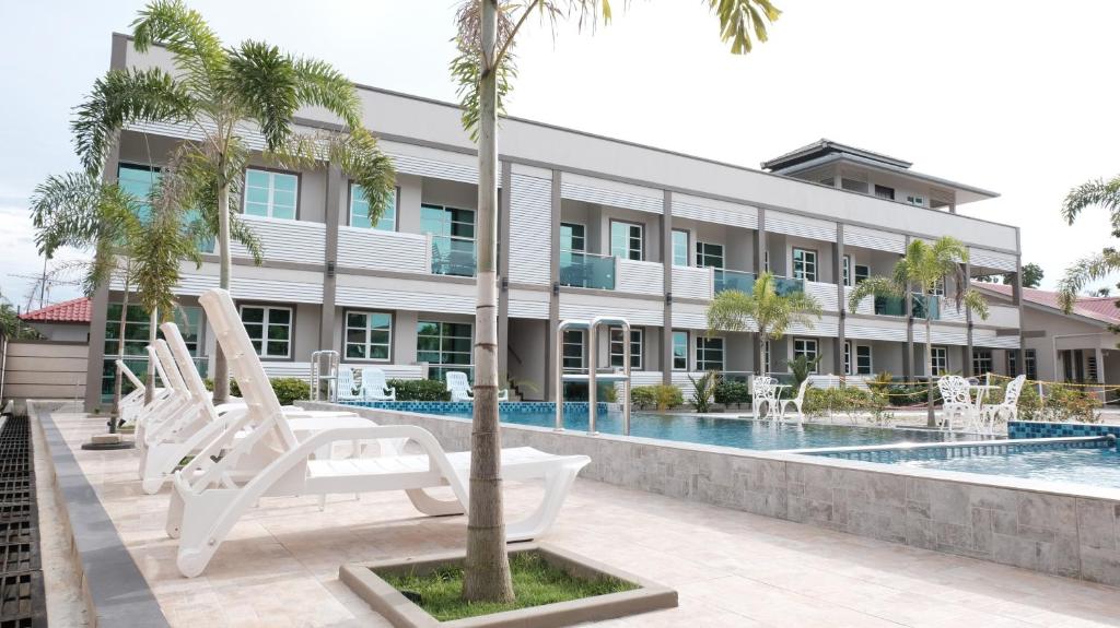 una vista exterior del complejo con piscina en Aneeda Inn en Pantai Cenang