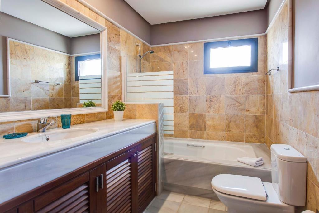 A bathroom at Hipoclub Villas, Aguamarina 5