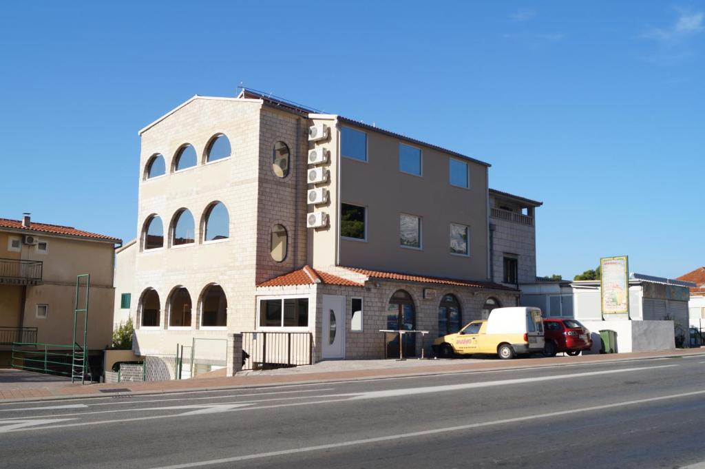 un edificio al lado de una calle en Apartments Mario with private parking, en Makarska