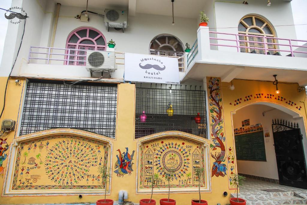 un edificio con un murale sul lato di Moustache Khajuraho a Khajurāho