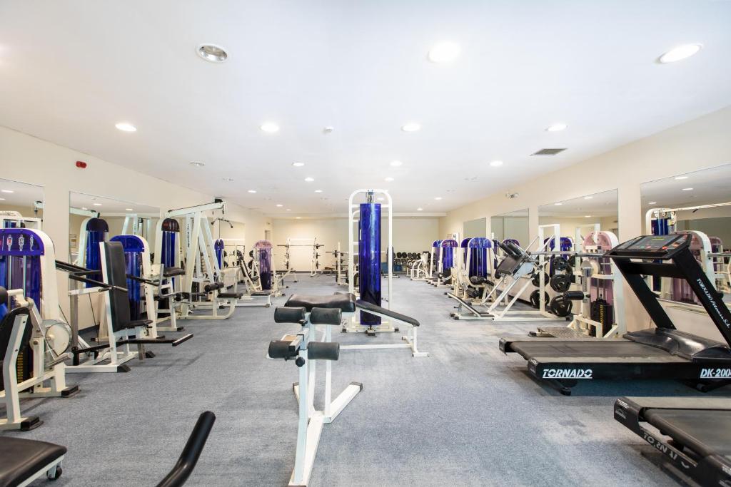 Fitness centrum a/nebo fitness zařízení v ubytování Sovereign Beach Hotel
