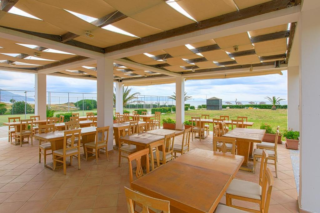 Restaurace v ubytování Sovereign Beach Hotel