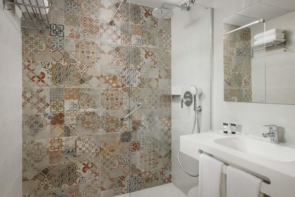 a bathroom with a toilet and a sink and a shower at Hotel Boutique Calas de Alicante in Alicante