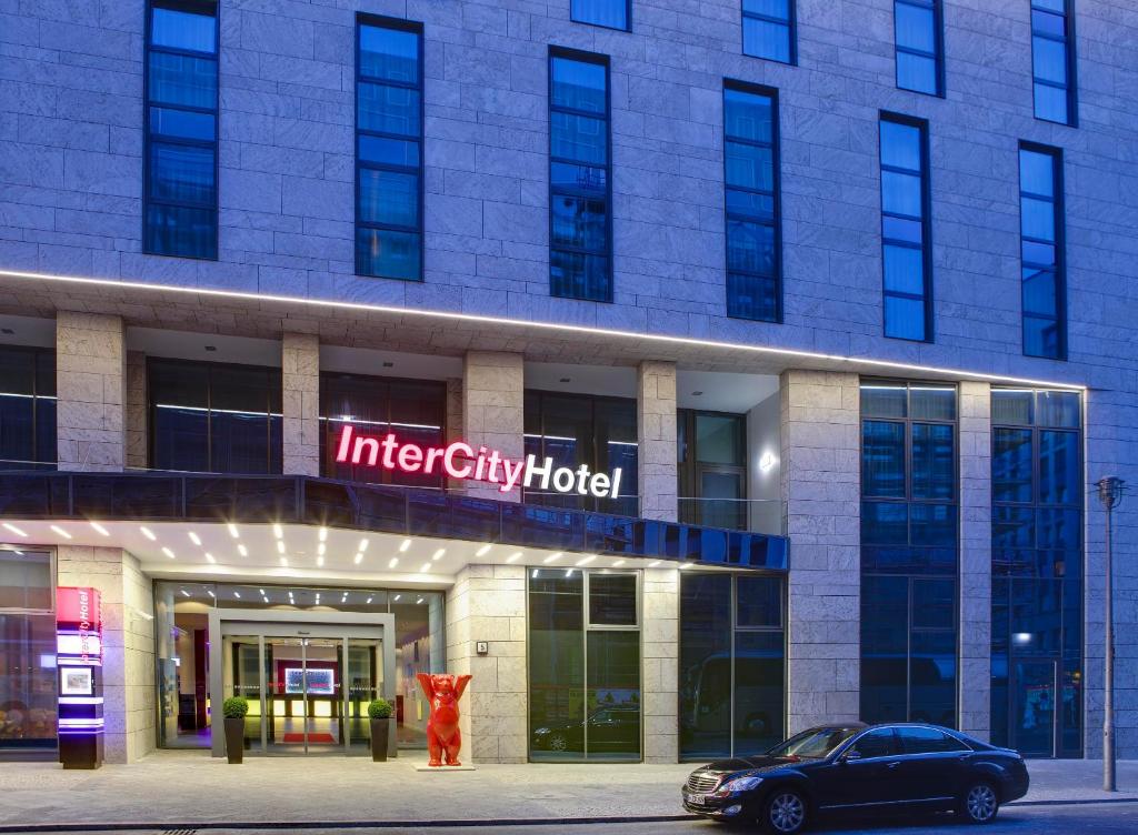 samochód zaparkowany przed hotelem w obiekcie IntercityHotel Berlin Hauptbahnhof w Berlinie