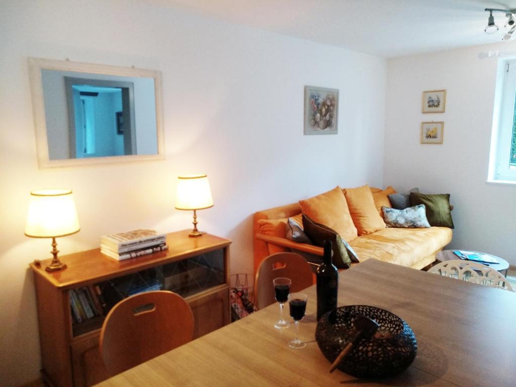 ein Wohnzimmer mit einem Tisch und einem Sofa in der Unterkunft Dimai House No 16 Dornbirn Zentrum in Dornbirn