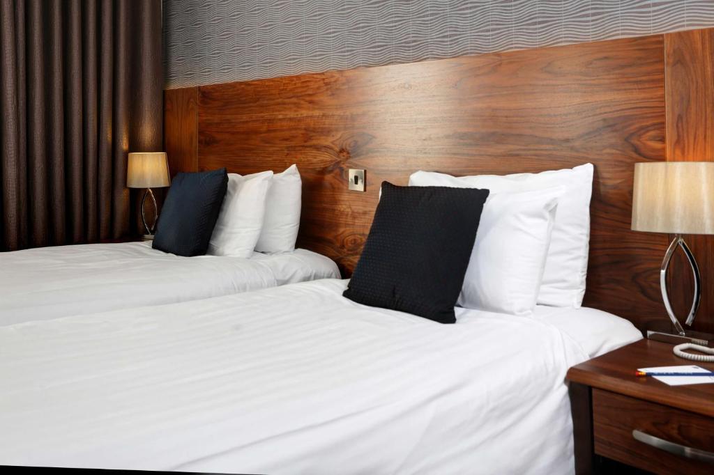 Postel nebo postele na pokoji v ubytování Best Western Kings Manor