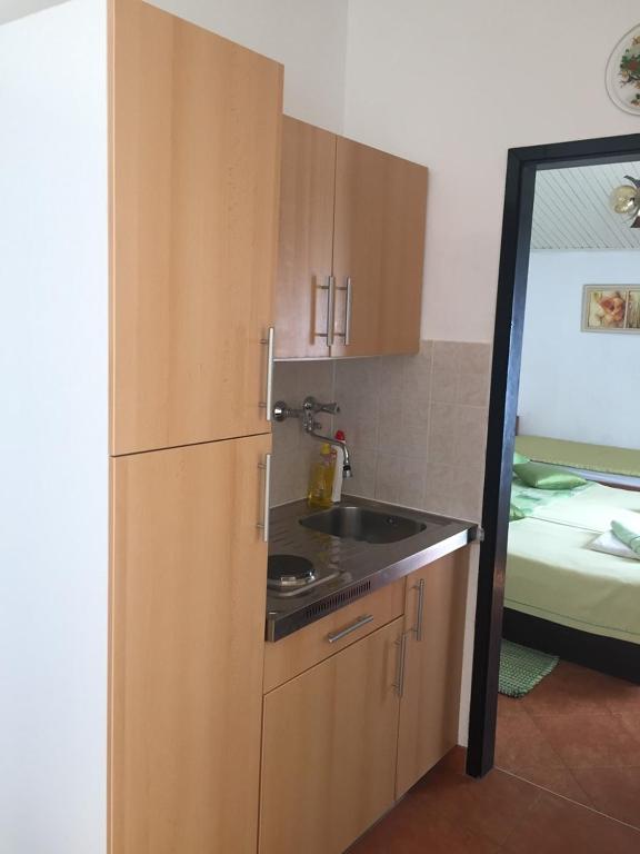 Kuchyň nebo kuchyňský kout v ubytování Apartments Poreč beach area Simo