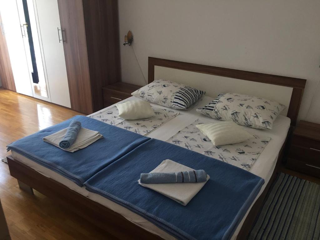 Postel nebo postele na pokoji v ubytování Apartments Poreč beach area Simo