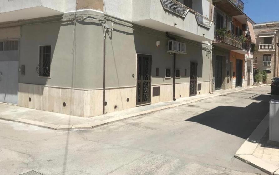 una calle vacía delante de un edificio en La Maison - matrimoniale en Stornara