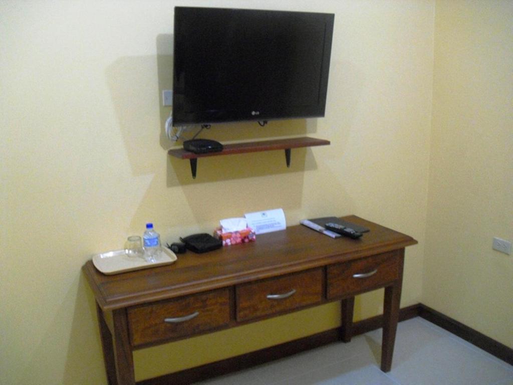 TV a/nebo společenská místnost v ubytování Piarco Village Suites