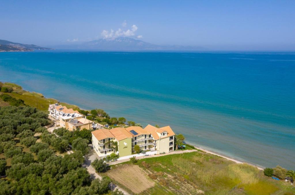 アリケスにあるSea View Hotelの水辺の丘の上の家屋