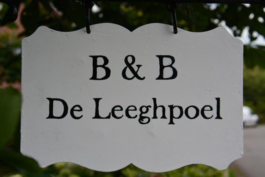 una señal que dice bc de leoped colgando de un árbol en B&B De Leeghpoel en Rumpt