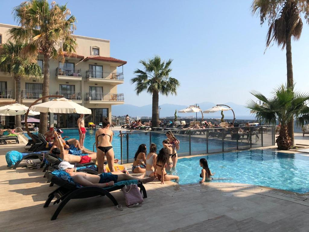 Bazén v ubytování Neopol Hotel nebo v jeho okolí
