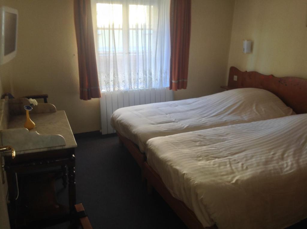 Postel nebo postele na pokoji v ubytování Hôtel Restaurant Zum Schnogaloch