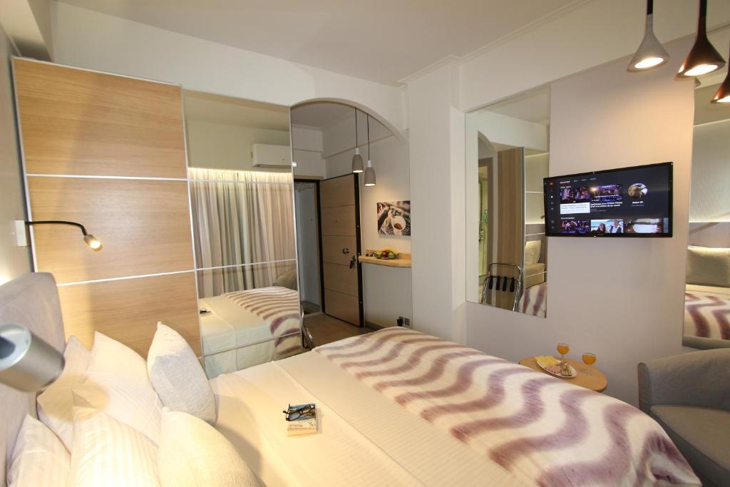 Posteľ alebo postele v izbe v ubytovaní Aiolos Apartments Ermou 64 Monastiraki, Plaka 4th floor