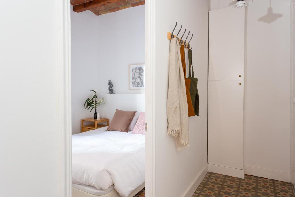 ein Schlafzimmer mit einem Bett und einem Schrank in der Unterkunft Casa Cosi - Sant Gervasi 1 in Barcelona