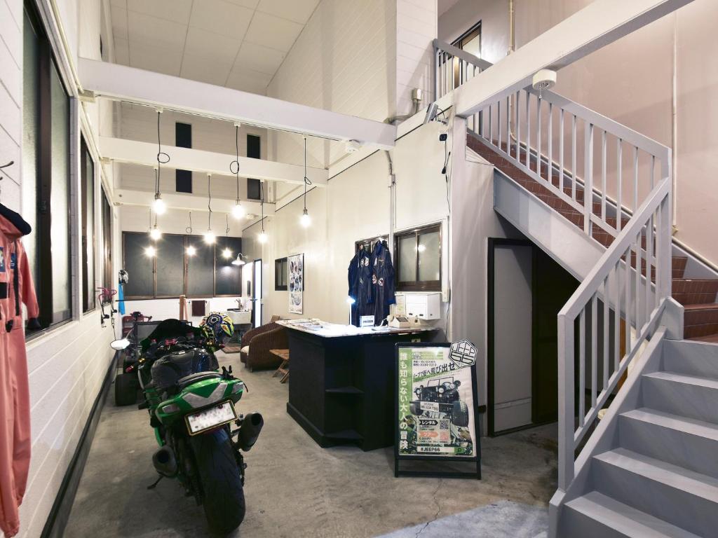 ein Zimmer mit einem Motorrad, das darin geparkt ist in der Unterkunft Guesthouse 66 in Kakuda