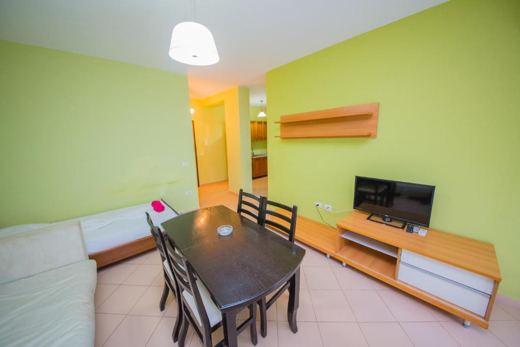 TV a/nebo společenská místnost v ubytování Apartments Qerret