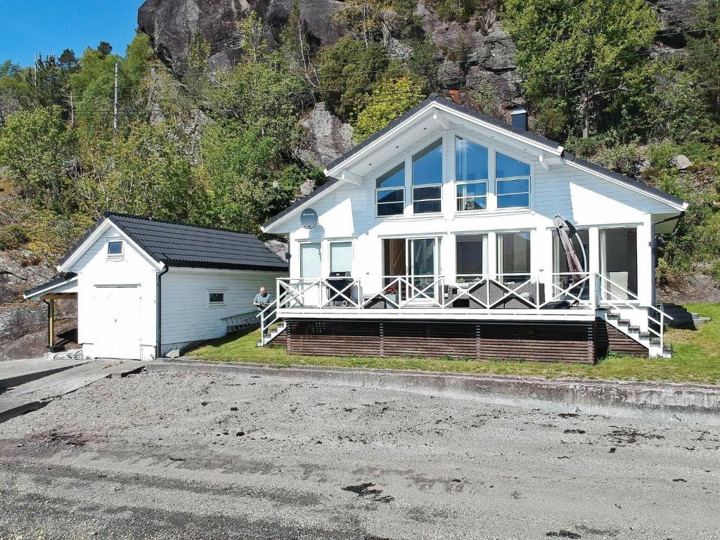 uma casa ao lado de uma montanha em Holiday home ETNE VI em Etnesjøen
