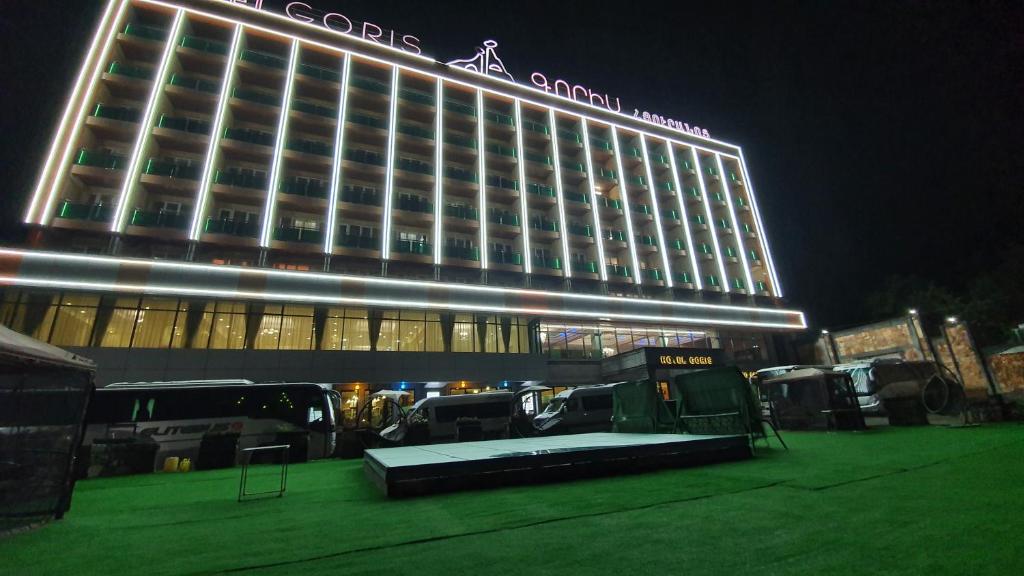un hotel con un gran edificio por la noche en Goris Hotel, en Goris