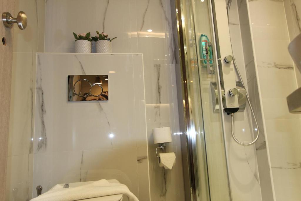 Kúpeľňa v ubytovaní Aiolos Apartments Ermou 64 Monastiraki, Plaka 4th floor
