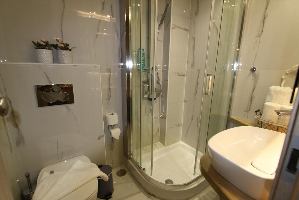Kúpeľňa v ubytovaní Aiolos Apartments Ermou 64 Monastiraki, Plaka 4th floor