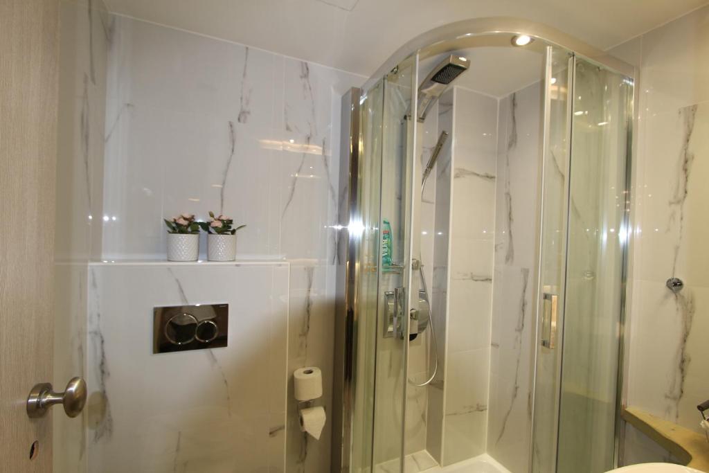 Kúpeľňa v ubytovaní Aiolos Apartments Ermou 64 Monastiraki, Plaka 4th floor
