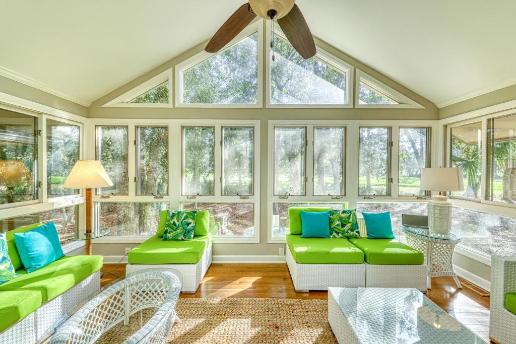 un soggiorno con mobili e finestre verdi di 4 Greensward a Kiawah Island