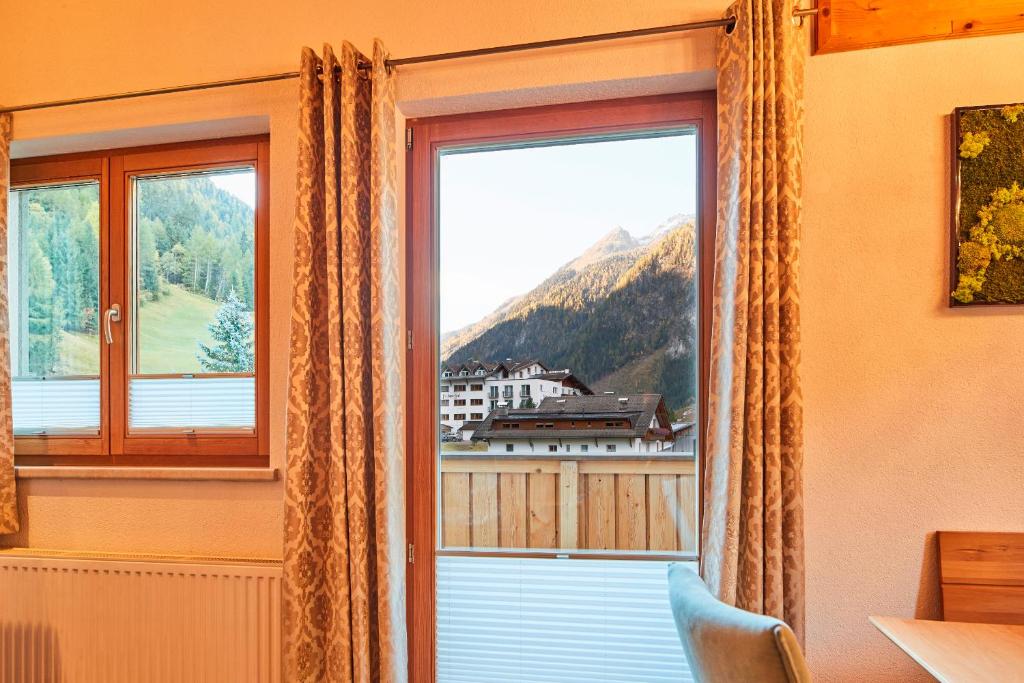 Nespecifikovaný výhled na hory nebo výhled na hory při pohledu z aparthotelu