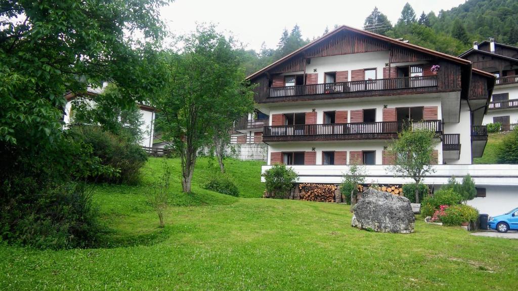 a large house with a yard in front of it at Appartamenti Dolomiti in Colcerver