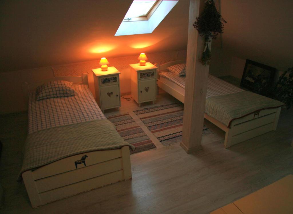 Säng eller sängar i ett rum på Pokoje Kwaskowa Góra 24