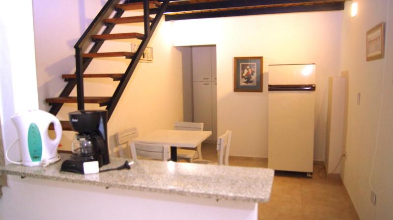 a kitchen with a spiral staircase in a room at Dpto Low Cost Terraza Alem Costanera in Gualeguaychú