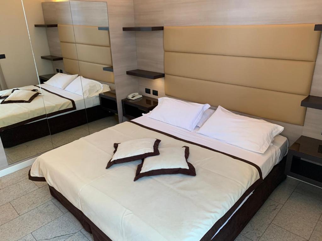 Łóżko lub łóżka w pokoju w obiekcie Hotel San Carlo