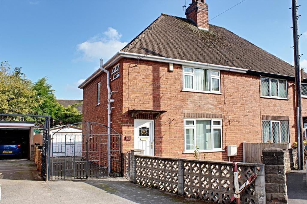 RocesterにあるNorthfield Houseの塀の前のレンガ造りの家