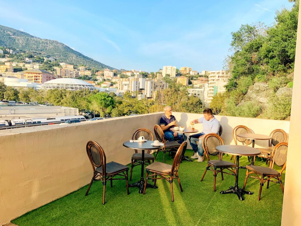 Nespecifikovaný výhled na hory nebo výhled na hory při pohledu z hotelu