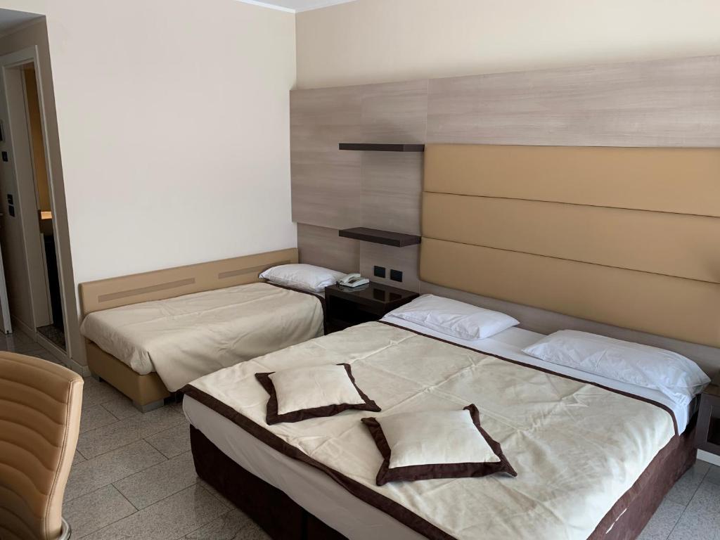 Łóżko lub łóżka w pokoju w obiekcie Hotel San Carlo