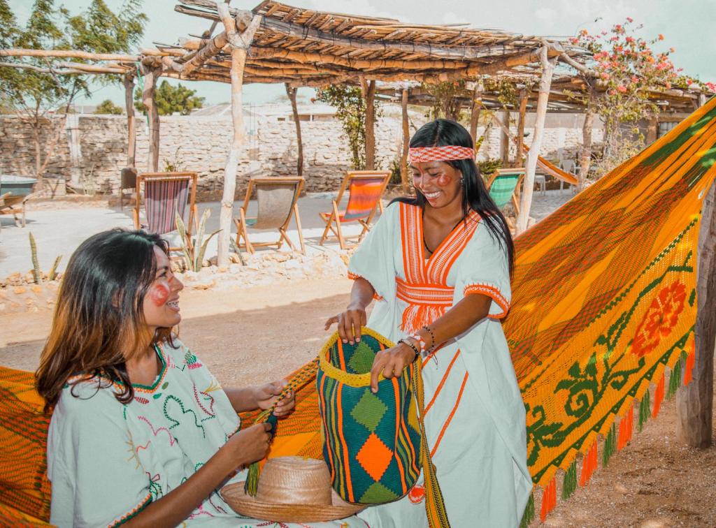 two women are standing next to each other at Del Mar Vendra in Manaure Viejo