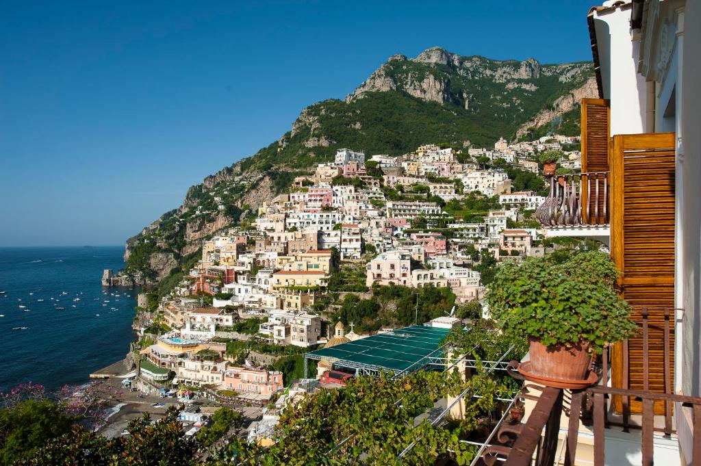 vista su una città sul fianco di una montagna di Albergo California a Positano