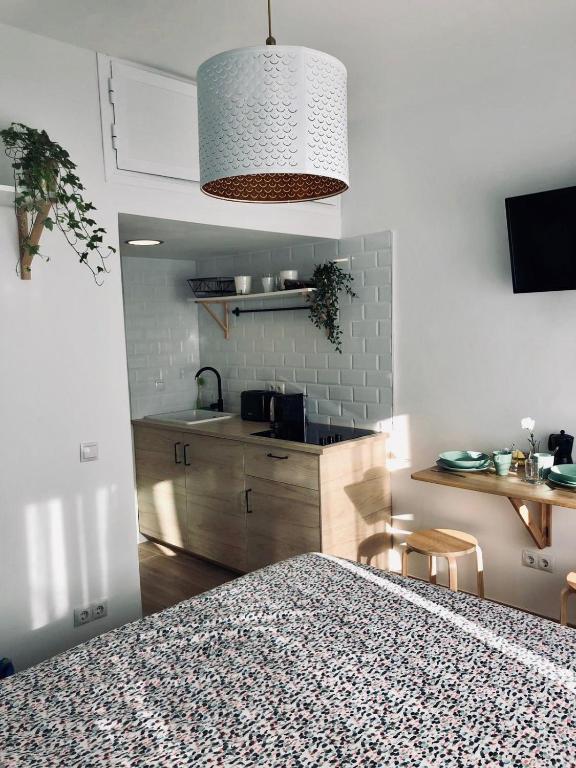 Pokój z kuchnią ze stołem i blatem w obiekcie Blue Flamingo Apartment BY NAMASTE ELITE w mieście Torremolinos