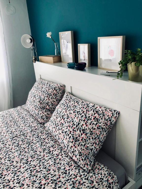 łóżko z poduszką i półką w pokoju w obiekcie Blue Flamingo Apartment BY NAMASTE ELITE w mieście Torremolinos