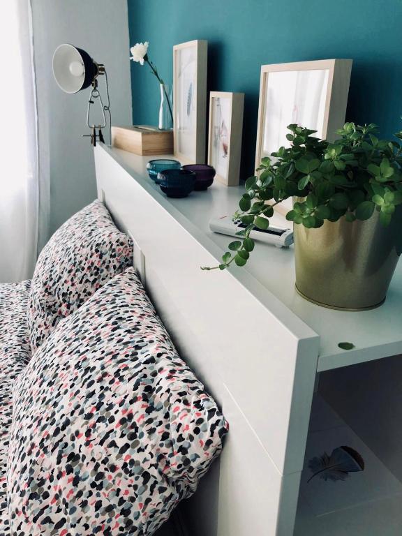 Łóżko lub łóżka w pokoju w obiekcie Blue Flamingo Apartment BY NAMASTE ELITE
