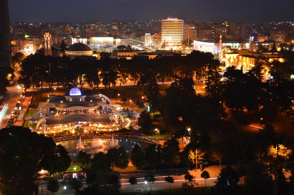 Nespecifikovaný výhled na destinaci Tirana nebo výhled na město při pohledu z hotelu