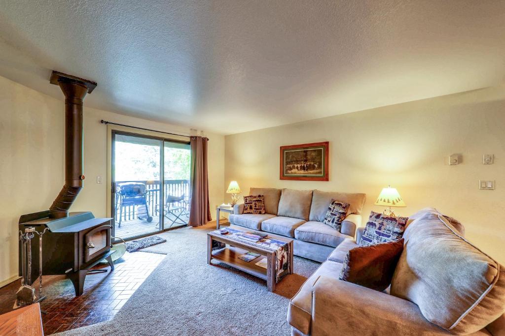 een woonkamer met een bank en een open haard bij Sonoma Getaway in McCall