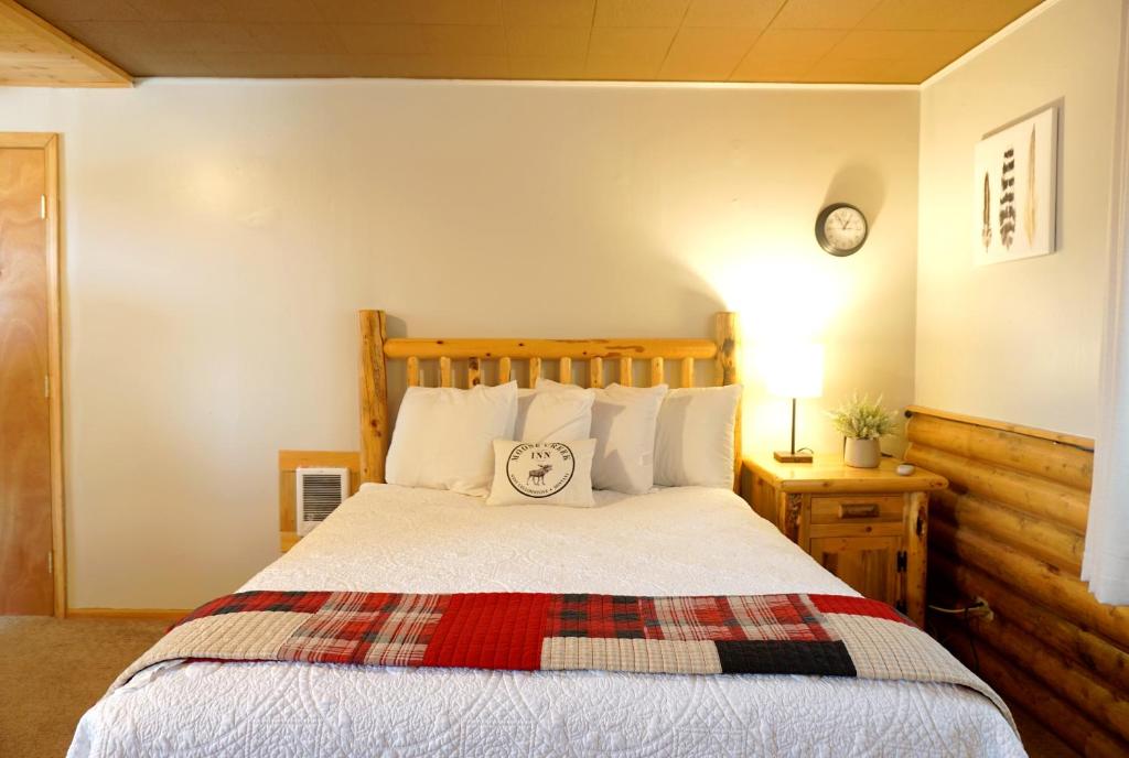 Postel nebo postele na pokoji v ubytování Moose Creek Inn