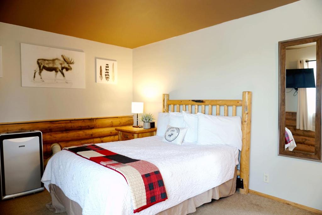 Postel nebo postele na pokoji v ubytování Moose Creek Inn