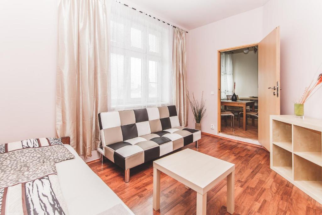 - un salon avec un canapé et une table dans l'établissement Hostel u Arény, à Ostrava