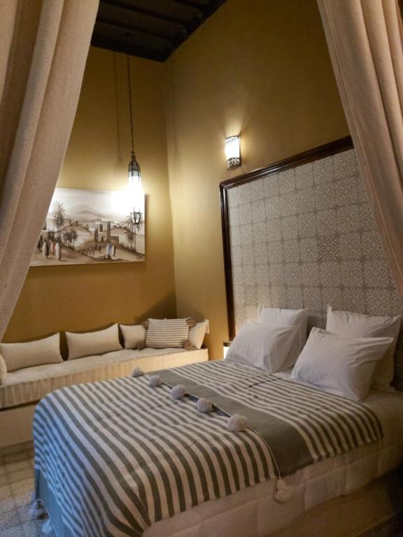 Voodi või voodid majutusasutuse Riad Les Nuits de Marrakech toas
