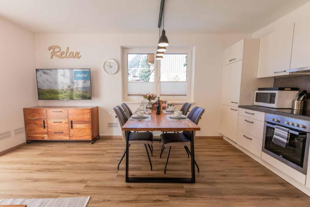 Kuchyňa alebo kuchynka v ubytovaní Berg' & Bluamen Appartements Stubai
